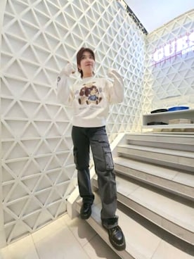 「Guess（ゲス）のアイテム（スウェット）」を使った、GUESS JAPANさん（レディース・160cm）の春コーディネート