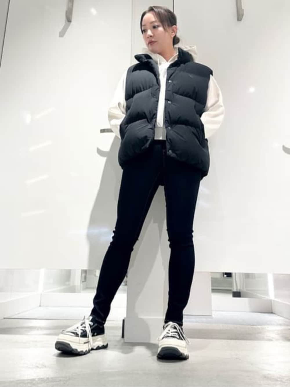 「guess、GUESS、ダウンベスト、ダウン、ダウンコーデ、ロゴパーカー、パーカー、パーカーコーデ、スキニーデニム、スキニー、スキニーパンツ、冬コーデ、冬、冬アウター」｜「GuessのSHAPE Up デニムパンツ ジーンズ レディース（デニムパンツ、ブルー系）」を使った、GUESS JAPANさん（レディース・161cm）の春コーディネートの1枚目の写真