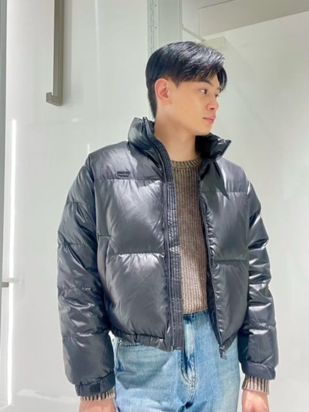 「guess、ダウンジャケット、メンズコーデ、カジュアルコーデ」｜「GuessのL Tone Wide Denim Pants（デニムパンツ、ブルー系）」を使った、GUESS JAPANさん（メンズ・173cm）の冬コーディネートの1枚目の写真