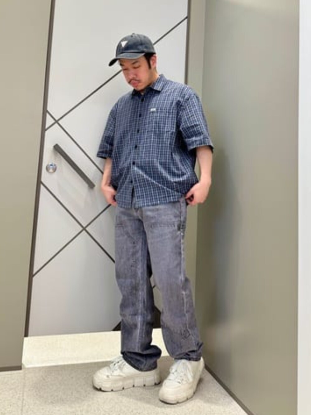 「GUESS、guess、メンズコーデ、ワントーンコーデ」｜「GuessのGUESS Originals Washed Triangle Dad Hat 帽子 キャップ（キャップ、ブラック系）」を使った、GUESS JAPANさん（メンズ・167cm）の夏コーディネートの1枚目の写真