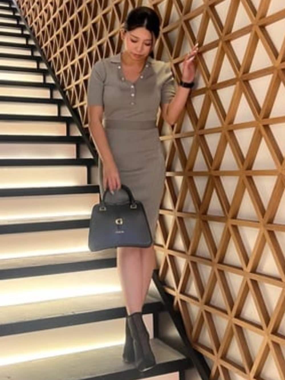 「guess、GUESS、ワンピース、タイトシルエット」｜「GuessのKUBA Small Satchel ハンドバッグ サッチェル（ハンドバッグ、ホワイト系）」を使った、GUESS JAPANさん（レディース・155cm）の秋コーディネートの1枚目の写真