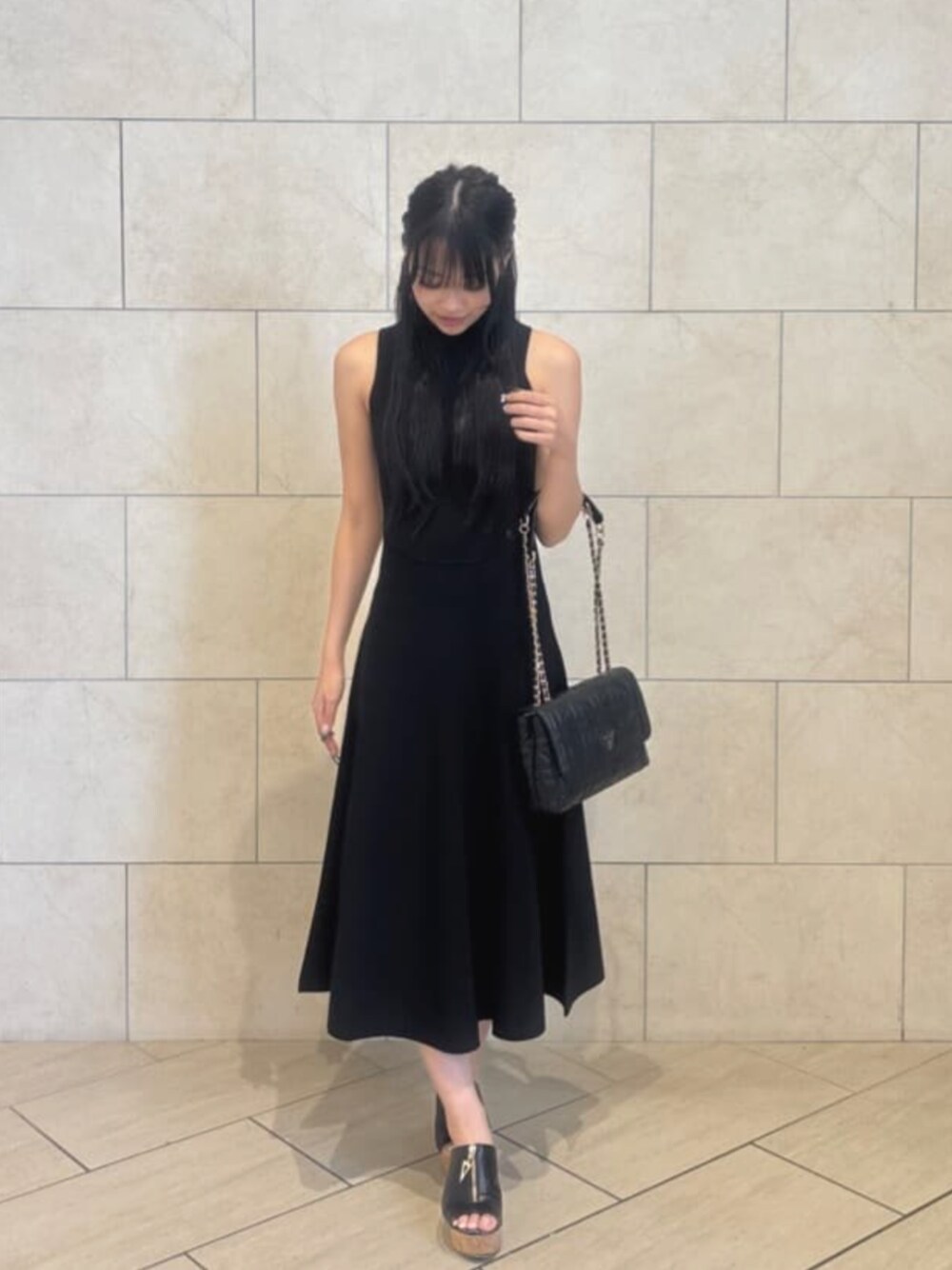 ブラック系のショルダーバッグ、ブラック系のワンピースを着用したレディースの秋コーディネートの1枚目の写真
