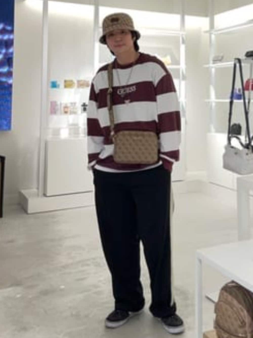 「GUESS、guess、ボーダースウェット、ボーダー、ボーダートップス、スウェットパンツ、ラインパンツ、ストリートコーデ、モノグラムバッグ、モノグラム柄、モノグラム、春コーデ、春」｜「GuessのMERIDIAN Camera Bag ショルダーバッグ レディース（ショルダーバッグ、ベージュ系）」を使った、GUESS JAPANさん（メンズ・178cm）の春コーディネートの1枚目の写真