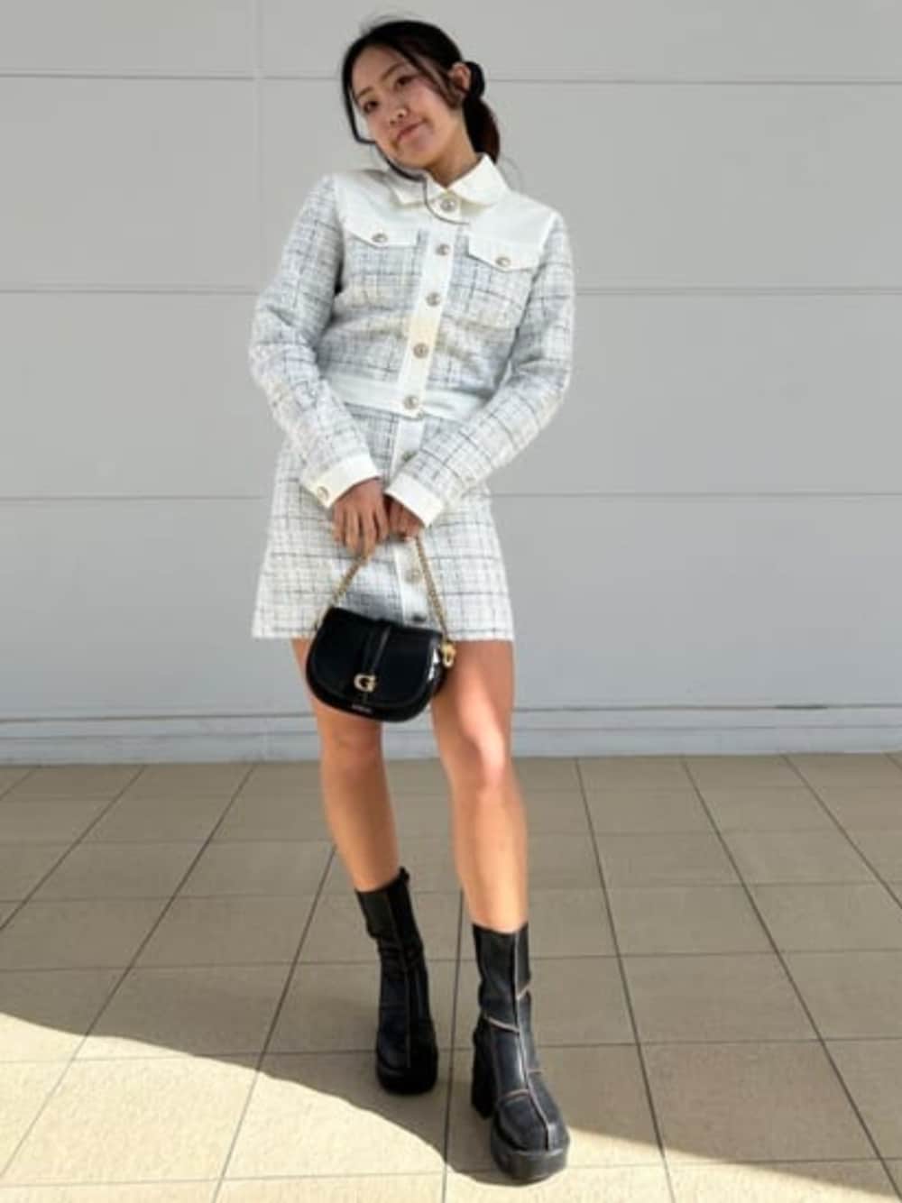 「guess、GUESS、セットアップ、セットアップスタイル、セットアップコーデ、ツイード、ツイードジャケット、ツイードスカート、春コーデ、春、春アウター、ミニスカート」｜「GuessのECO Natalie Tweed Jacket（その他アウター、ホワイト系）」を使った、GUESS JAPANさん（レディース・163cm）の春コーディネートの1枚目の写真