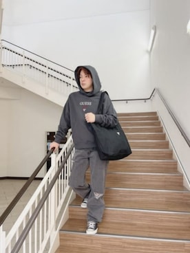 「Guess（ゲス）のアイテム（トートバッグ）」を使った、GUESS JAPANさん（メンズ・172cm）の秋コーディネート