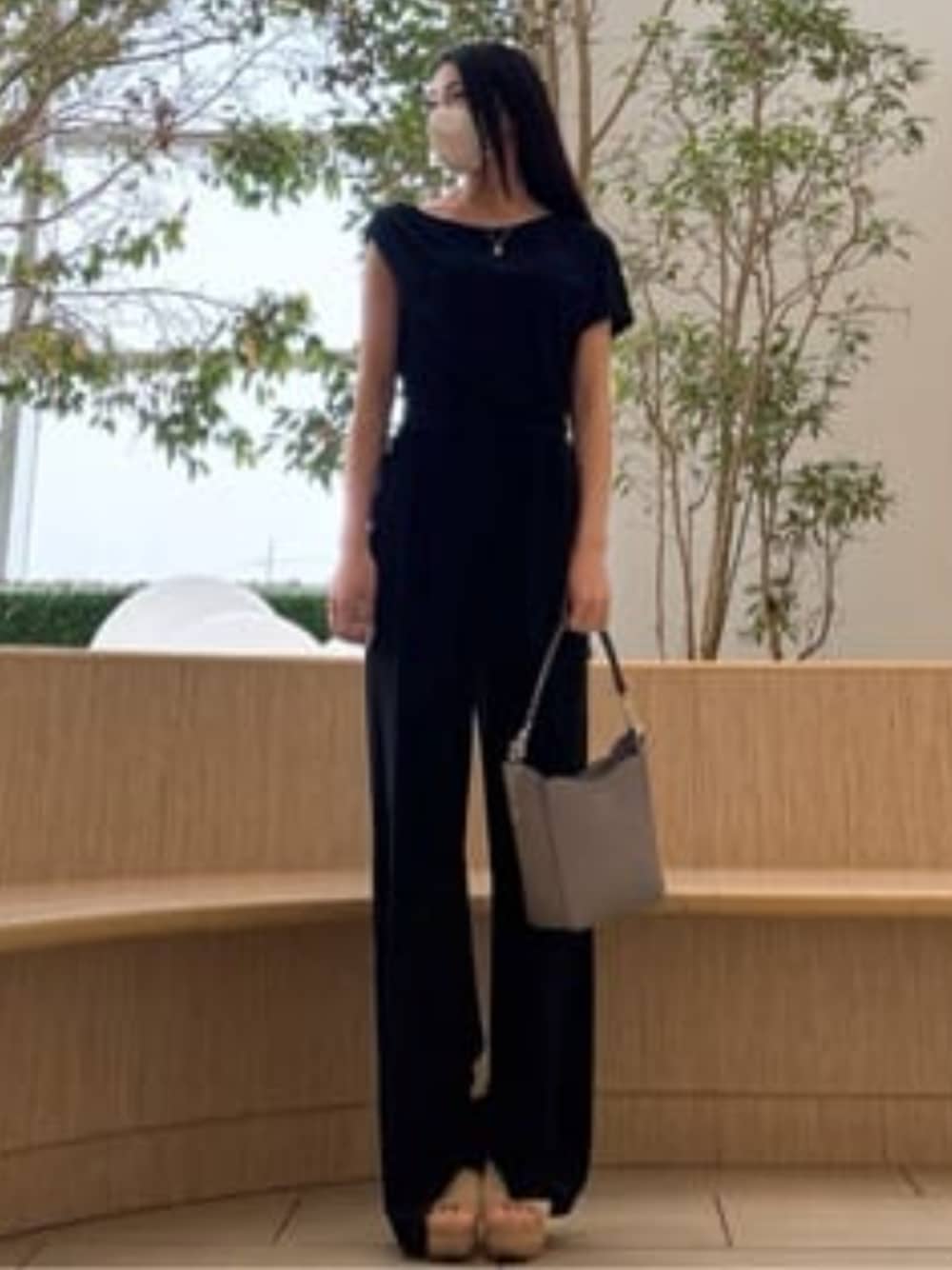 「guess、GUESS、ジャンプスーツ、オールインワン、きれいめカジュアル、キレイめ、きれいめ、バケットバック」｜「GuessのSS Rumi Jumpsuit オールインワン・サロペット（つなぎ/オールインワン、ブラック系）」を使った、GUESS JAPANさん（レディース・157cm）の春コーディネートの1枚目の写真
