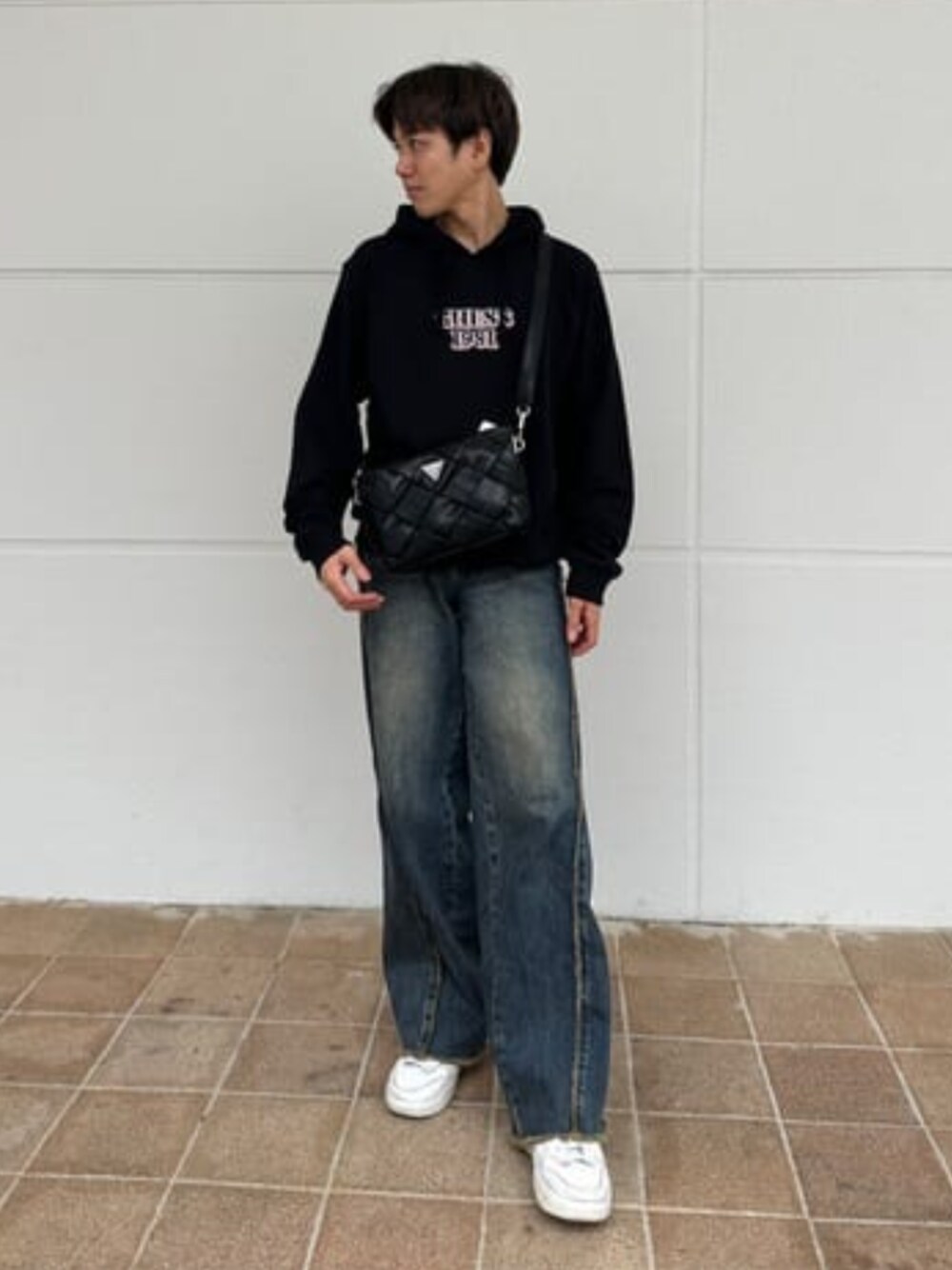 「guess、GUESS、ロゴパーカー、カジュアル、カジュアルコーデ」｜「GuessのZAINA Crossbody Top Zip（ショルダーバッグ、ブラック系）」を使った、GUESS JAPANさん（メンズ・174cm）の冬コーディネートの1枚目の写真