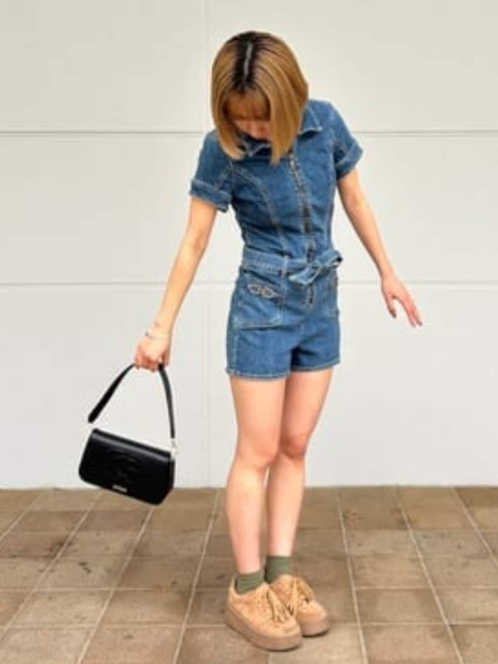 「guess、GUESS、デニムセットアップ、オールインワン、ロンパース、ロンパースコーデ、タイトシルエット、大人カジュアル、きれいめカジュアル、夏コーデ、夏、カジュアル、カジュアルコーデ」｜「GuessのECO Mietta Flap Shoulder Bag ショルダーバッグ レディース（ショルダーバッグ、ブラック系）」を使った、GUESS JAPANさん（レディース・159cm）の春コーディネートの1枚目の写真
