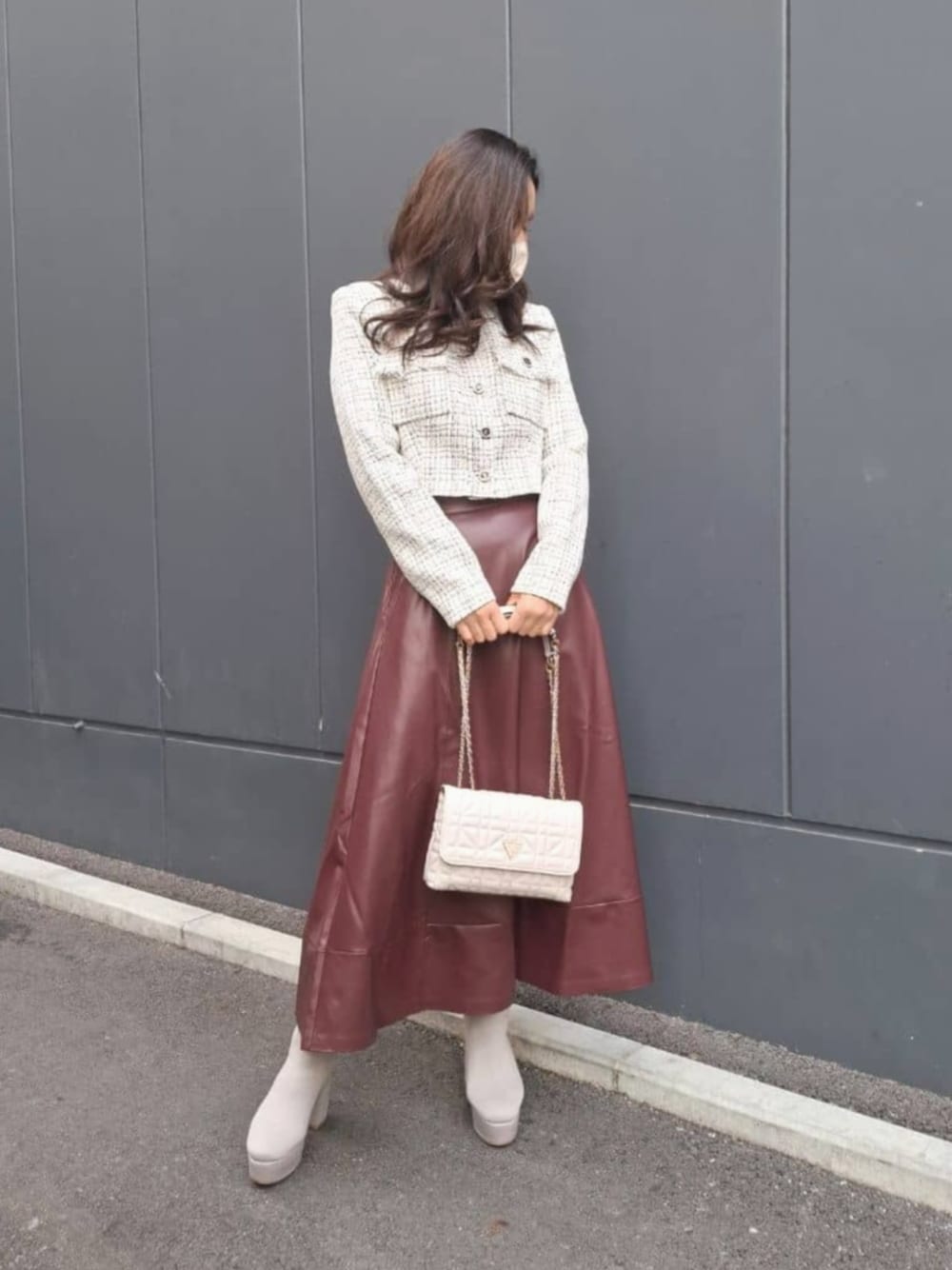 ホワイト系のショルダーバッグ、ホワイト系のその他アウターを着用したレディースの秋コーディネートの1枚目の写真