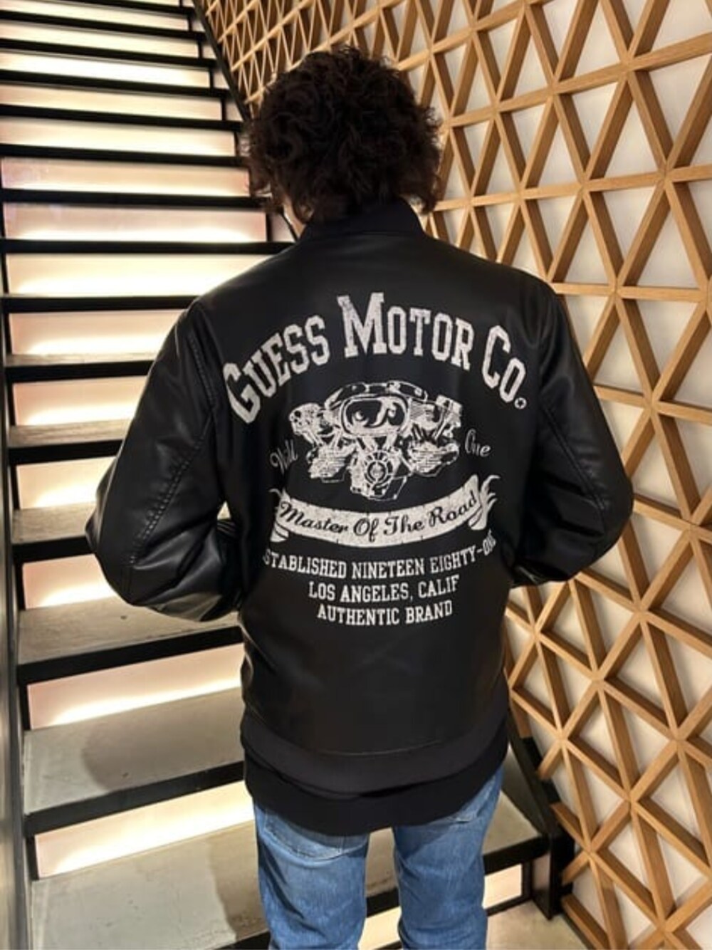 「guess、ジャケット、バックプリント」｜「GuessのFaux Leather Bomber（ブルゾン、ブラック系）」を使った、GUESS JAPANさん（メンズ・165cm）の冬コーディネートの1枚目の写真