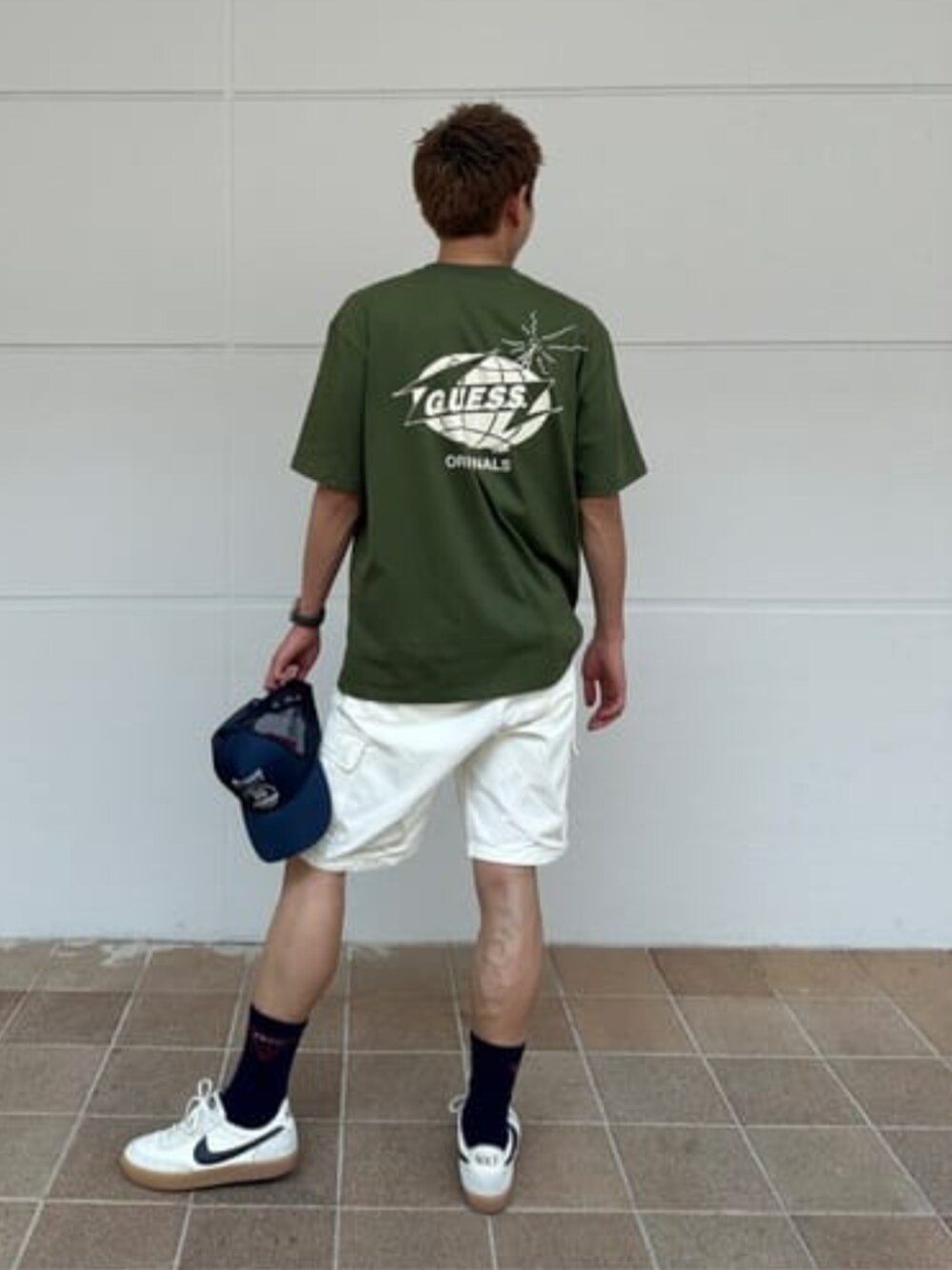 「guess、GUESS、GUESS Originals、バックプリント、夏コーデ、バックプリントTシャツ」｜「GuessのGUESS Originals x 88rising Trucker Cap（キャップ、グレー系）」を使った、GUESS JAPANさん（メンズ・174cm）の冬コーディネートの1枚目の写真