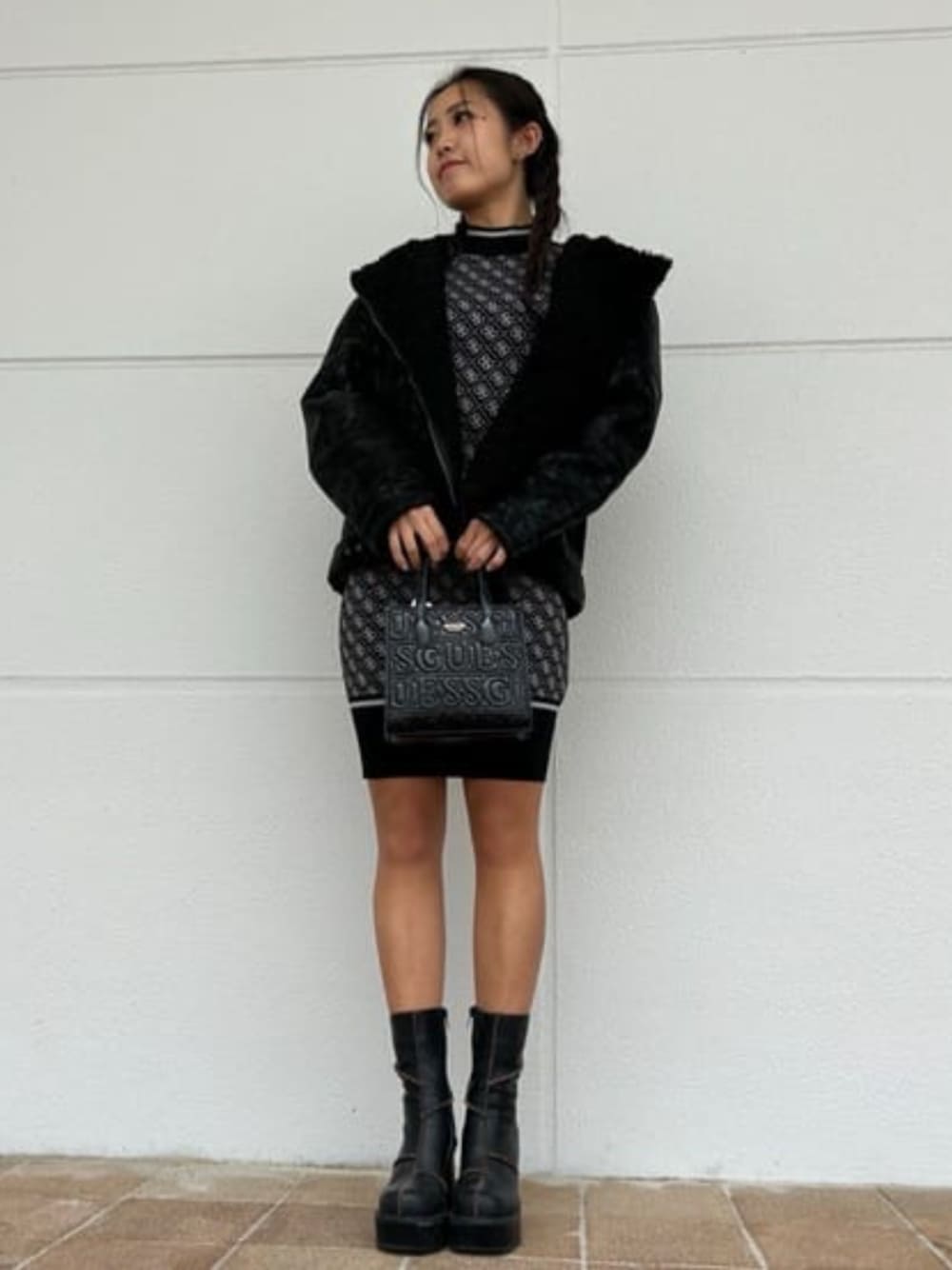 「guess、GUESS、ワンピース、ムートンジャケット」｜「GuessのSILVANA 2 Compartmnt Mini Tote（トートバッグ、ブラック系）」を使った、GUESS JAPANさん（レディース・163cm）の冬コーディネートの1枚目の写真