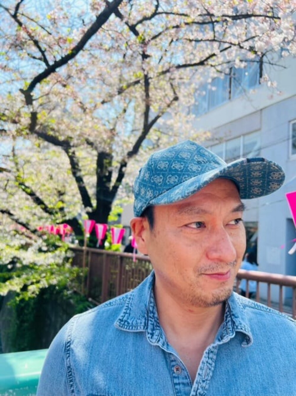 「デニム、キャップ、guess」｜「GuessのSTRAVE Baseball Cap（キャップ、ブルー系）」を使った、GUESS JAPANさん（メンズ・170cm）の春コーディネートの1枚目の写真