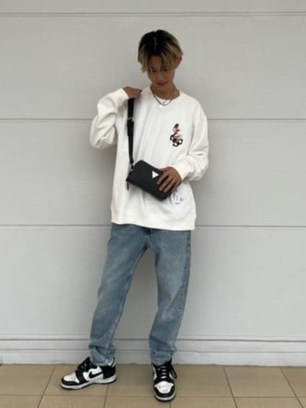 「guess、GUESS、秋コーデ、スウェット、ルーズシルエット」｜「GuessのRelaxed Fit Denim Pants（デニムパンツ、ブルー系）」を使った、GUESS JAPANさん（メンズ・180cm）の冬コーディネートの1枚目の写真