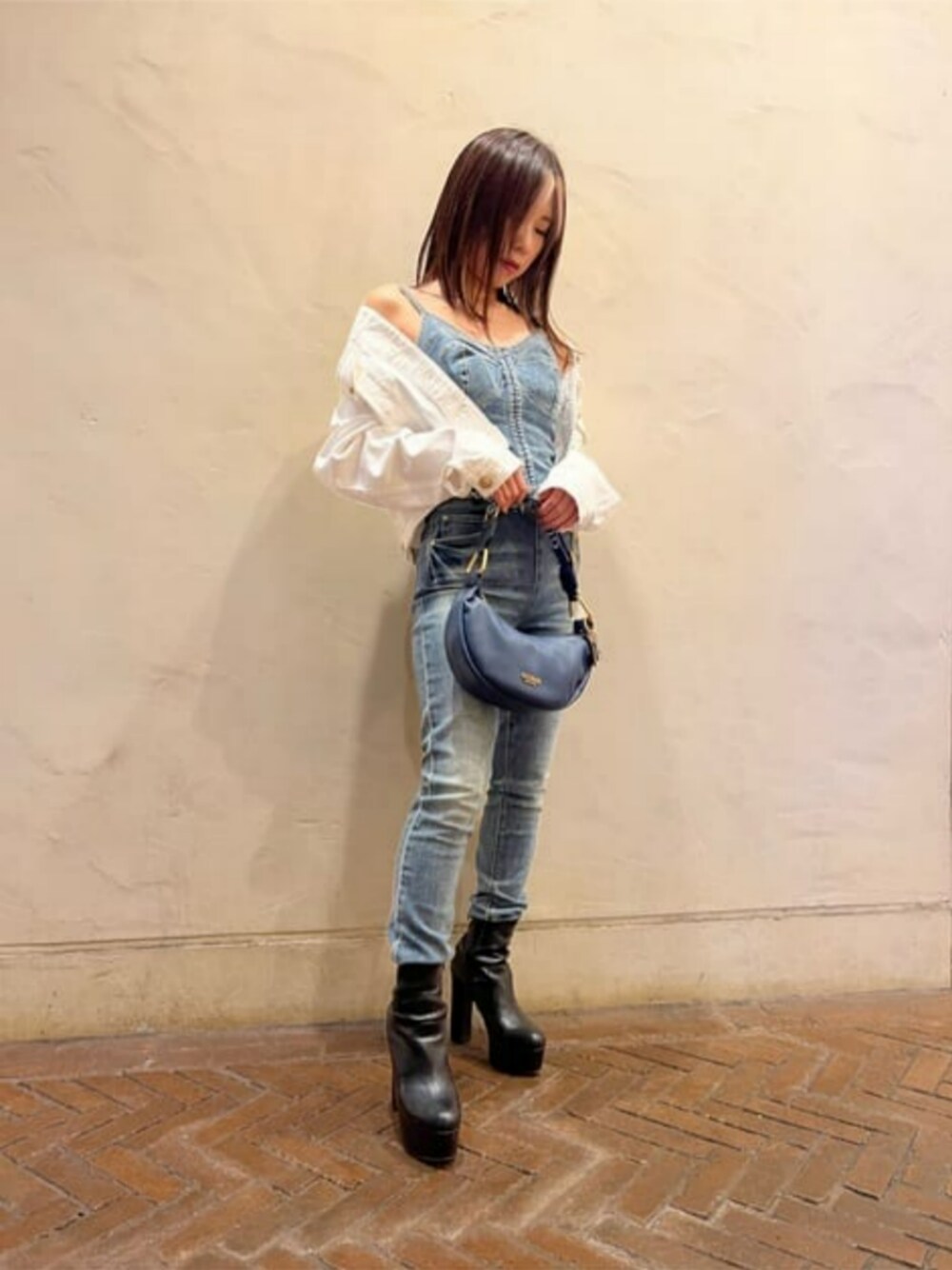 ホワイト系のブルゾン、ブルー系のつなぎ/オールインワンを着用したレディースの秋コーディネートの1枚目の写真