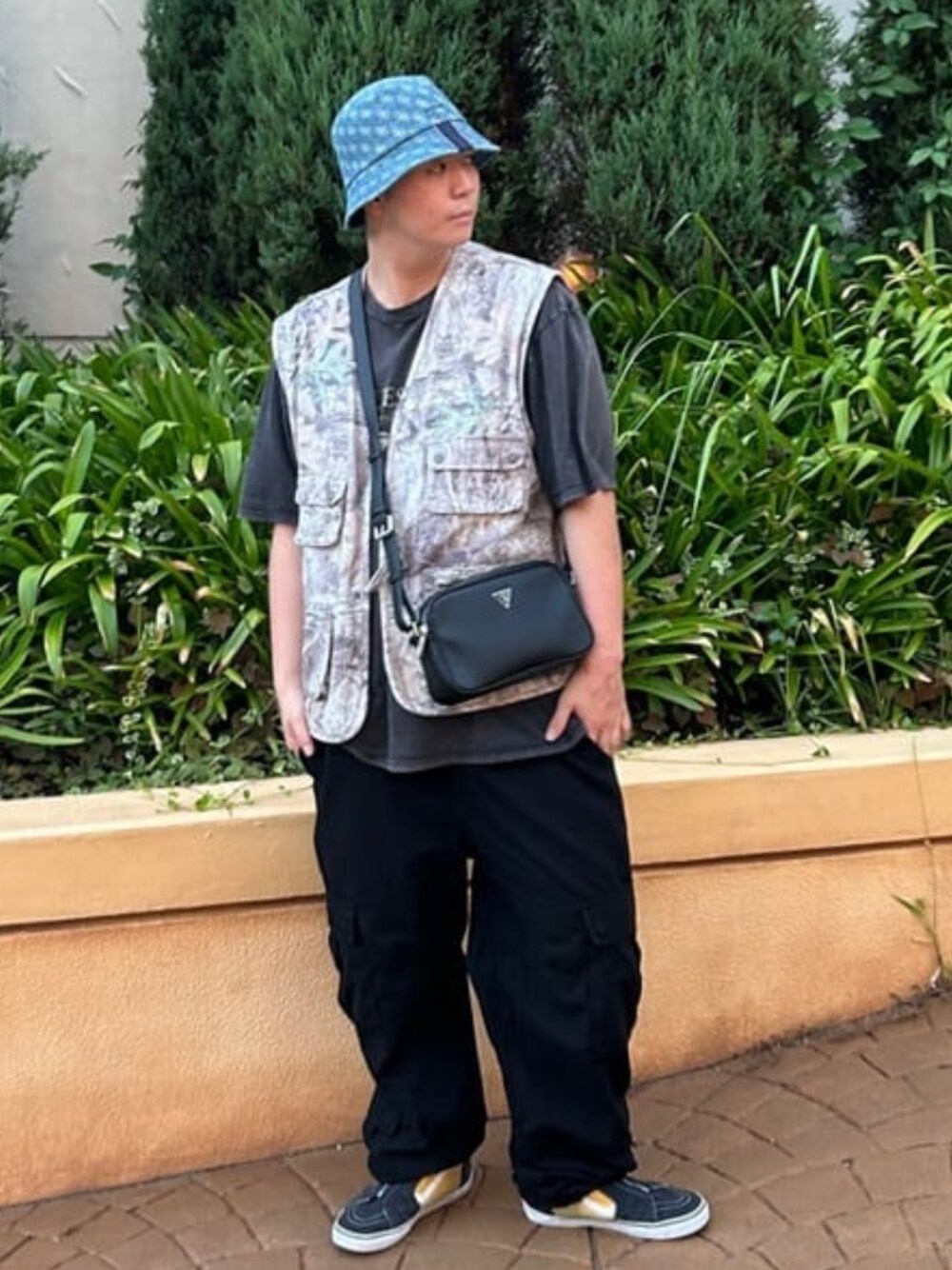 「GUESS、guess、GUESS Originals、ベスト、バケットハット、アウトドアスタイル」｜「GuessのStrave Rain Hat（ハット、ブルー系）」を使った、GUESS JAPANさん（メンズ・178cm）の夏コーディネートの1枚目の写真