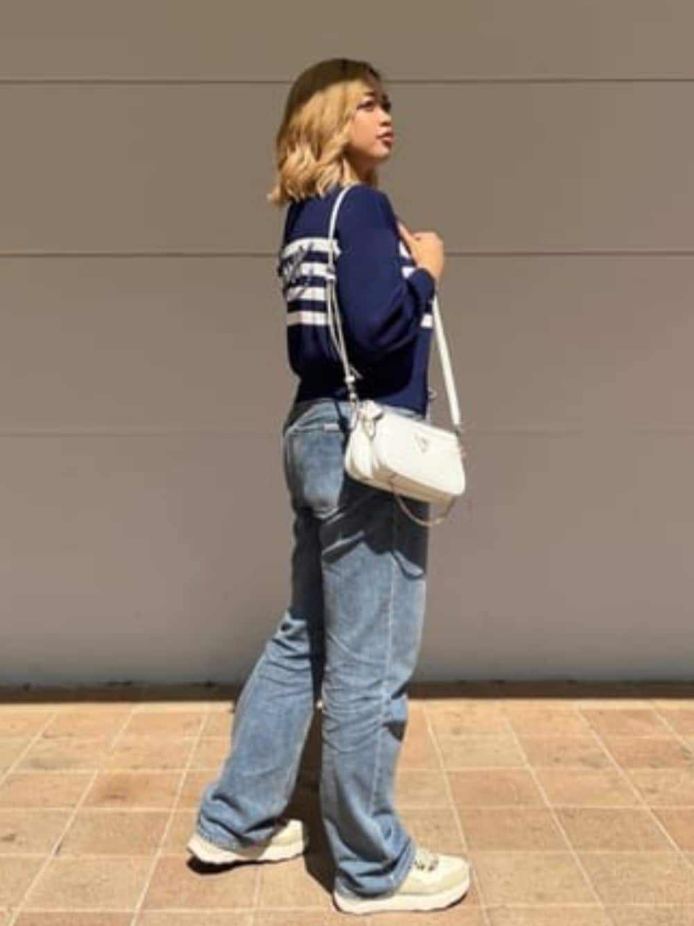 「guess、GUESS、大人カジュアル、ボーダー、ボーダーカーディガン、ストレートデニム、デニム、デニムパンツ、春コーデ、春、春夏コーデ」｜「GuessのTone Regular Tapered Denim Pants（デニムパンツ、ブルー系）」を使った、GUESS JAPANさん（レディース・166cm）の夏コーディネートの1枚目の写真