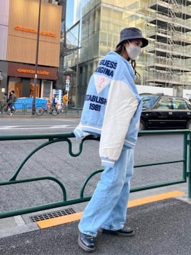 「春服デビュー宣言」｜「アイテム（スタジャン）」を使った、GUESS JAPANさん（レディース・169cm）の春コーディネート