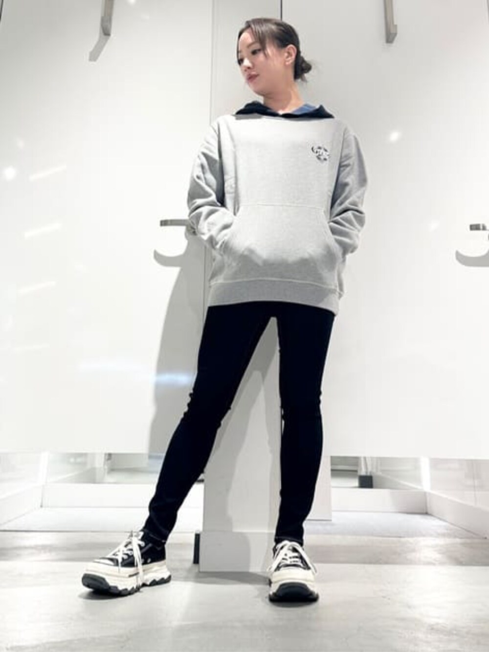 「guess、GUESS、パーカー、パーカーコーデ、パーカー グレー、スキニーデニム、スキニー、カジュアル、カジュアルコーデ」｜「GuessのSHAPE Up デニムパンツ ジーンズ レディース（デニムパンツ、ブルー系）」を使った、GUESS JAPANさん（レディース・161cm）の春コーディネートの1枚目の写真