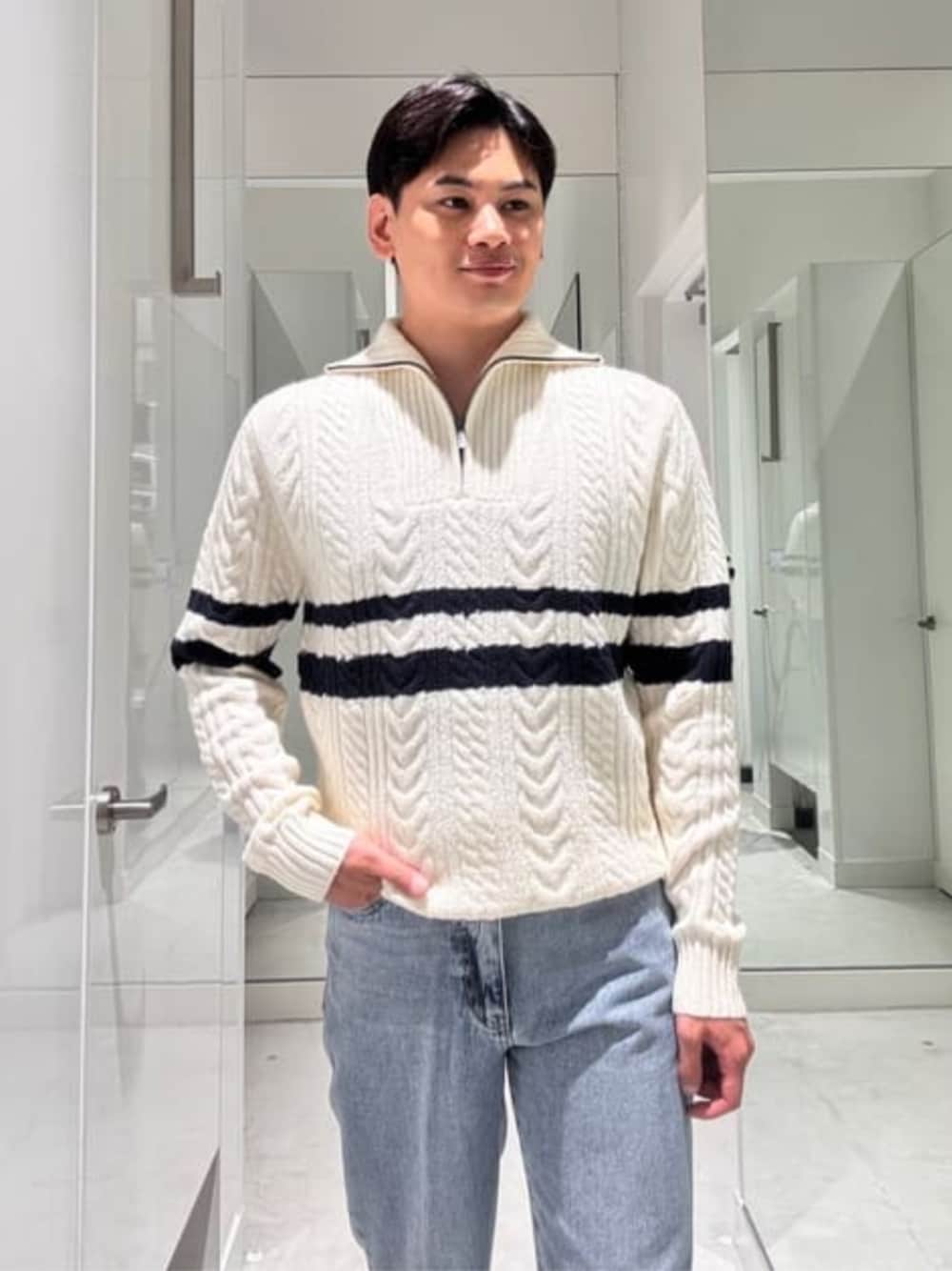 「GuessのL Tone Wide Denim Pants（デニムパンツ、ブルー系）」を使った、GUESS JAPANさん（メンズ・173cm）の冬コーディネートの1枚目の写真