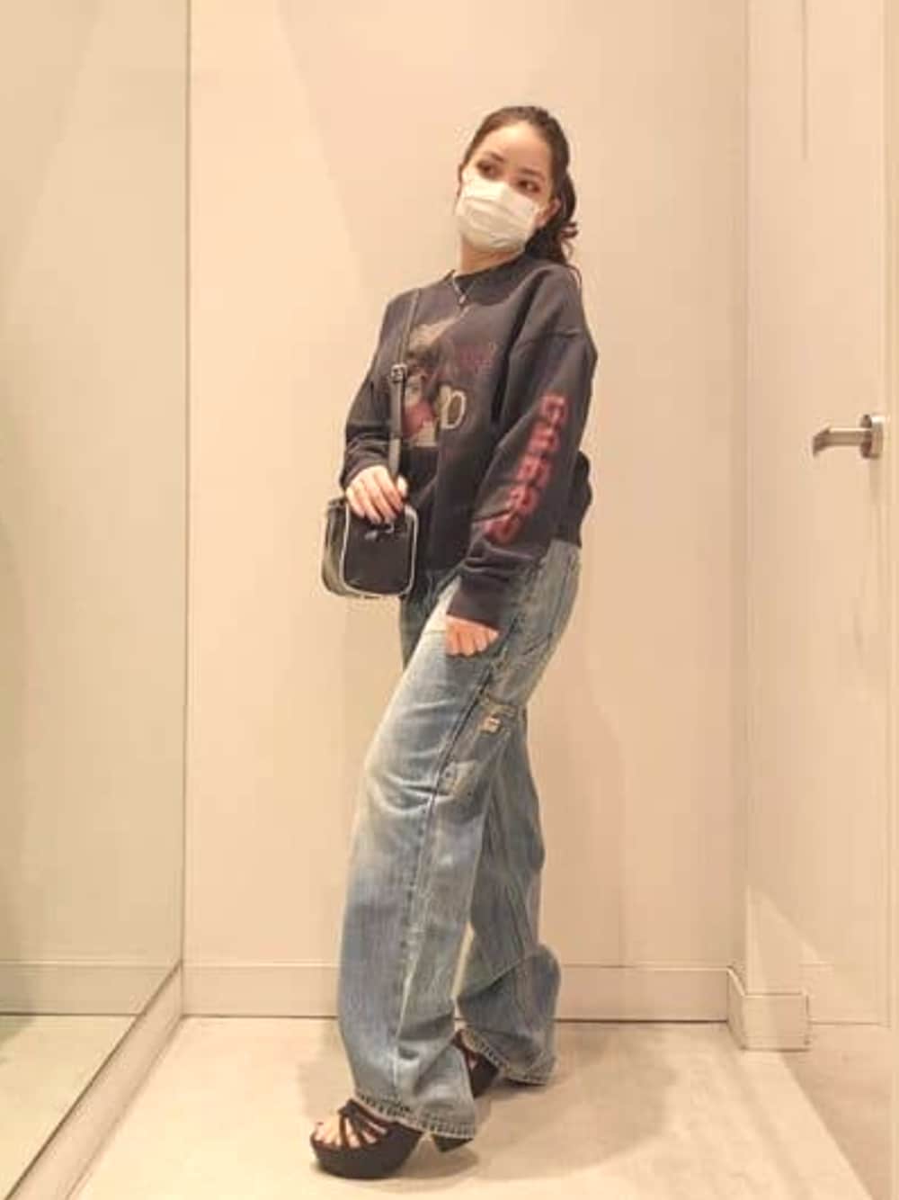 「guess、春コーデ、カジュアル」｜「GuessのGUESS Originals Vintage Mini Bag（ハンドバッグ、ブラック系）」を使った、GUESS JAPANさん（レディース・154cm）の春コーディネートの1枚目の写真