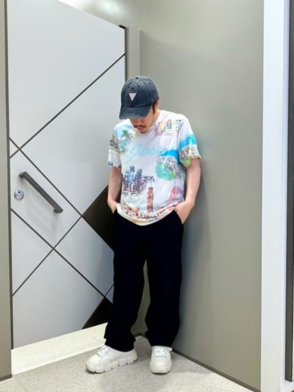 「GUESS、ロゴT、カジュアル、大人カジュアル、メンズファッション、夏コーデ」｜「GuessのGUESS Originals Washed Triangle Dad Hat 帽子 キャップ（キャップ、ブラック系）」を使った、GUESS JAPANさん（メンズ・167cm）の夏コーディネートの1枚目の写真
