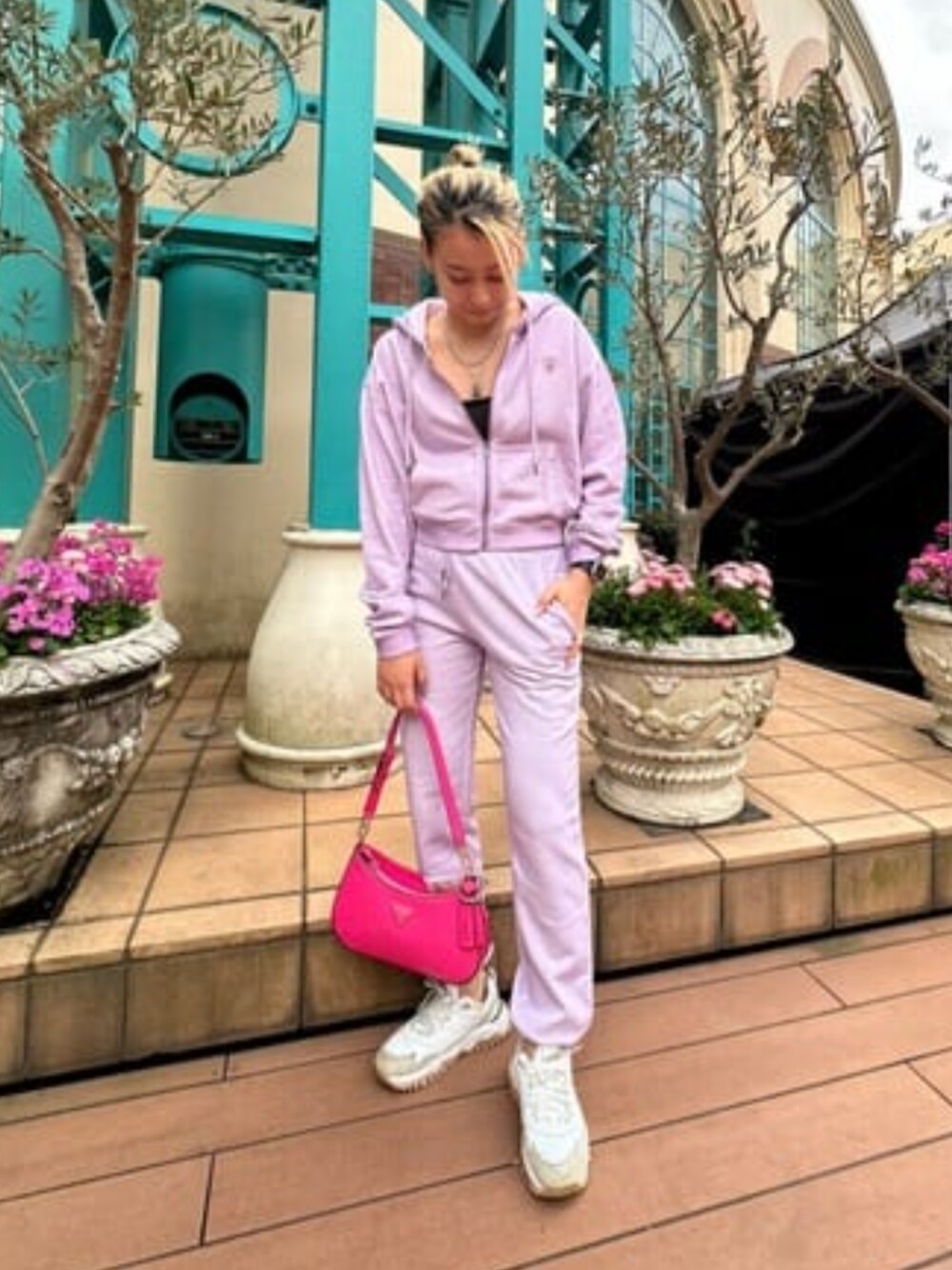「セットアップ、スウェット、パーカー、リラックススタイル、春コーデ、guess」｜「GuessのGUESS Originals Logo Zip Hoodie（パーカー、パープル系）」を使った、GUESS JAPANさん（レディース・164cm）の春コーディネートの1枚目の写真
