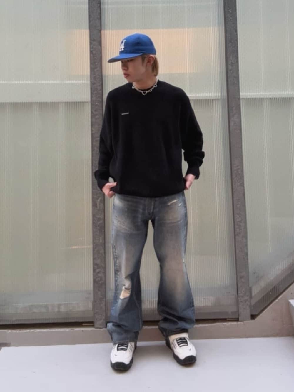 ブルー系のデニムパンツ、ブラック系のスウェット、その他のボクサーパンツを着用したメンズの秋コーディネートの1枚目の写真