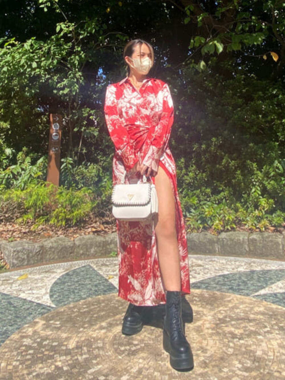 「ラップワンピース、ボタニカル柄、シャツワンピ、ミニバッグ、guess」｜「GuessのKAOMA Top Handle Flap（ハンドバッグ、ホワイト系）」を使った、GUESS JAPANさん（レディース・158cm）の秋コーディネートの1枚目の写真
