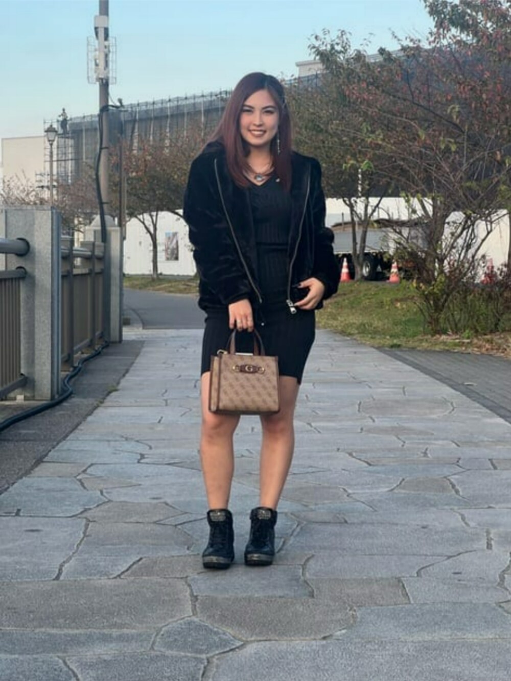 「大人コーデ、オールブラック、アウター、着心地抜群」｜「GuessのTheoline Faux-Fur Jacket（その他アウター、ブラック系）」を使った、GUESS JAPANさん（レディース・155cm）の秋コーディネートの1枚目の写真