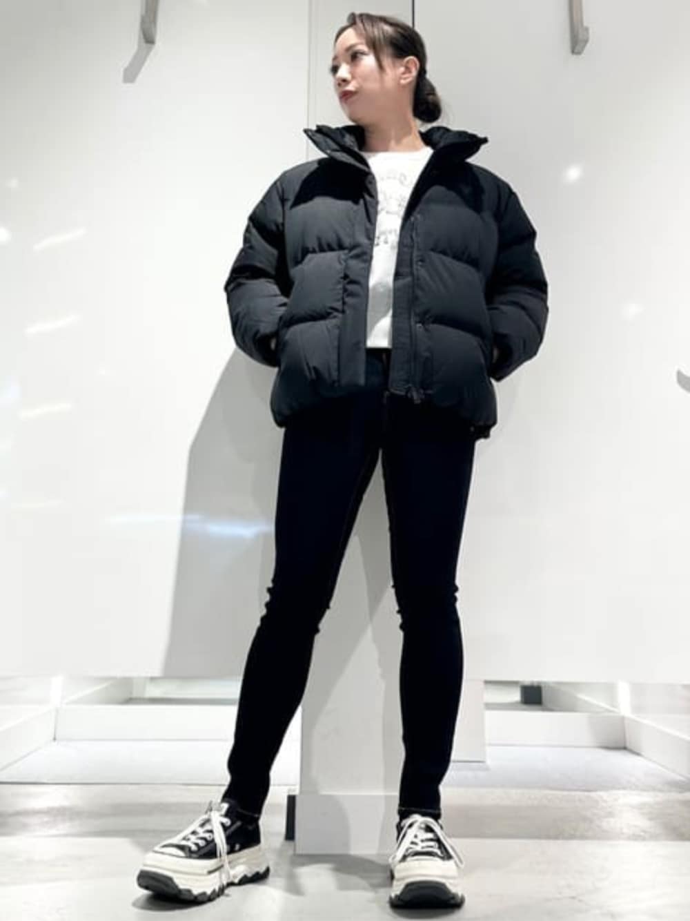 「guess、GUESS、ダウンジャケット、ダウンジャケット 黒、ダウン、ダウンコーデ、冬コーデ、冬、冬アウター、スキニーデニム、スキニー」｜「GuessのSHAPE Up デニムパンツ ジーンズ レディース（デニムパンツ、ブルー系）」を使った、GUESS JAPANさん（レディース・161cm）の春コーディネートの1枚目の写真