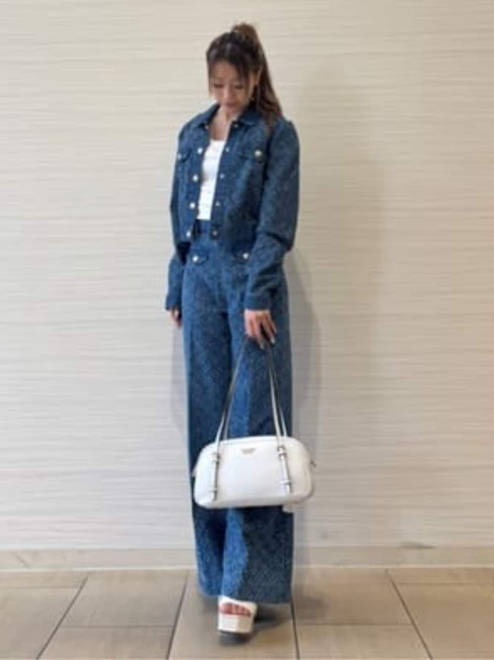 「guess、GUESS、デニム、デニムパンツ、デニムオンデニム、デニムジャケット、セットアップ、セットアップスタイル、セットアップコーデ、春コーデ、春、春色、春アウター、春服コーデ、カジュアル」｜「GuessのECO Triangle Bling Ribbed Tank タンクトップ（タンクトップ、ホワイト系）」を使った、GUESS JAPANさん（レディース・155cm）の春コーディネートの1枚目の写真