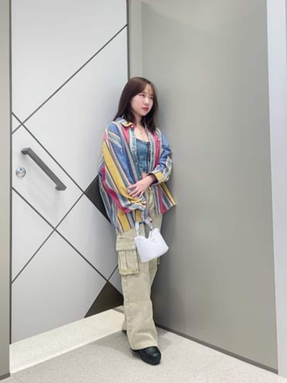 「GUESS、カジュアル、メンズライク、夏コーデ、柄シャツ」｜「GuessのGUESS Originals Bustier Denim Top（その他トップス、ブルー系）」を使った、GUESS JAPANさん（レディース・152cm）の春コーディネートの1枚目の写真