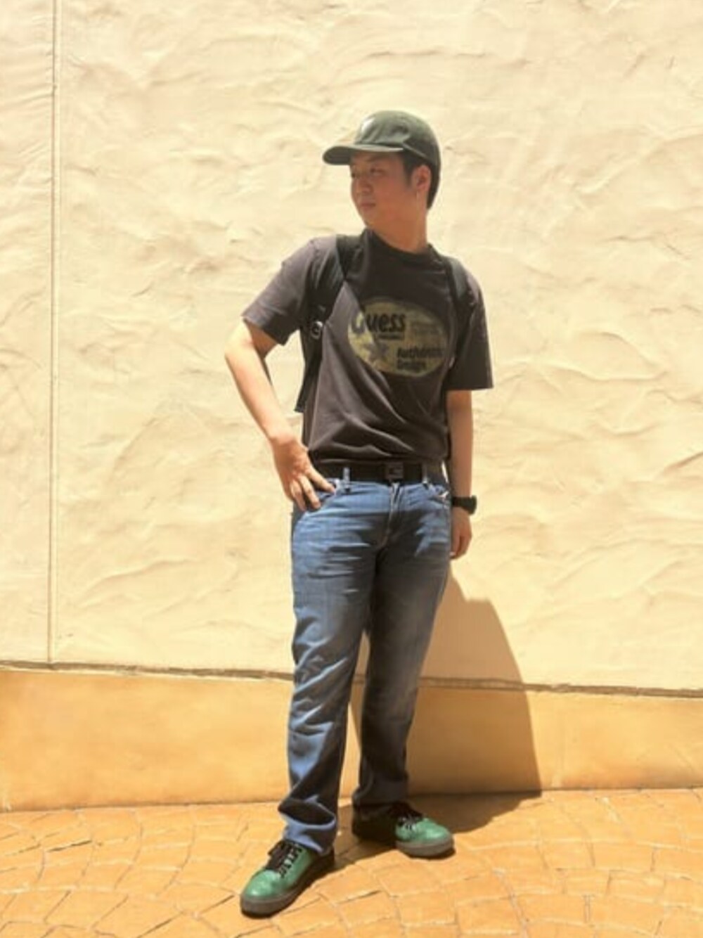 「guess、カジュアルコーデ、80s、90s」｜「GuessのGUESS Originals West Tee（Tシャツ/カットソー、ブラック系）」を使った、GUESS JAPANさん（メンズ・178cm）の春コーディネートの1枚目の写真