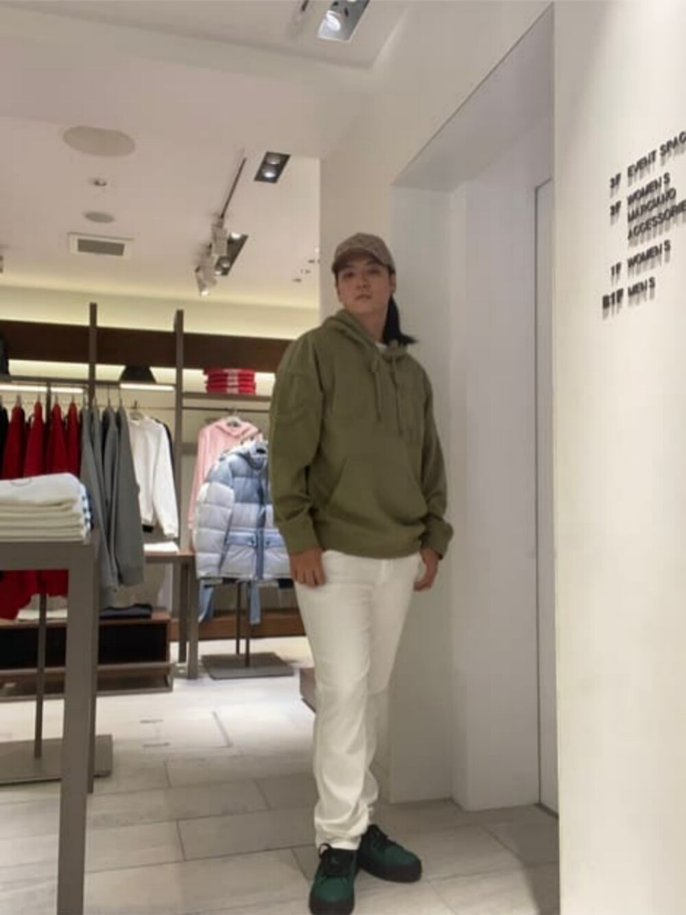 「オーバーシルエット、メンズコーデ、カジュアル、guess」｜「GuessのQuattroG Baseball Cap（キャップ、ベージュ系）」を使った、GUESS JAPANさん（メンズ・178cm）の秋コーディネートの1枚目の写真