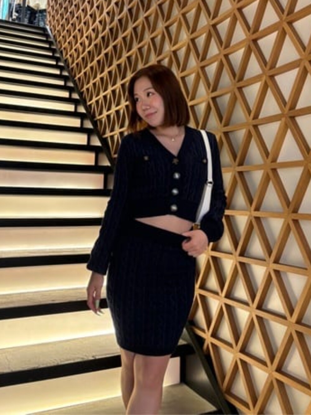 「GUESS、guess、セットアップ、セットアップスタイル、秋冬コーデ、秋コーデ、冬コーデ、ネイビー、ネイビーコーデ」｜「GuessのRUMA Mini Top Zip Shoulder Bag ハンドバッグ レディース（ハンドバッグ、ホワイト系）」を使った、GUESS JAPANさん（レディース・155cm）の冬コーディネートの1枚目の写真