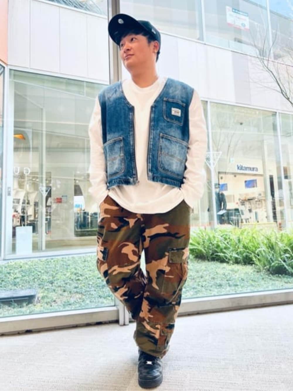 ホワイト系のTシャツ/カットソー、その他のカーゴパンツ、ブルー系のその他アウターを着用したメンズの春コーディネートの1枚目の写真