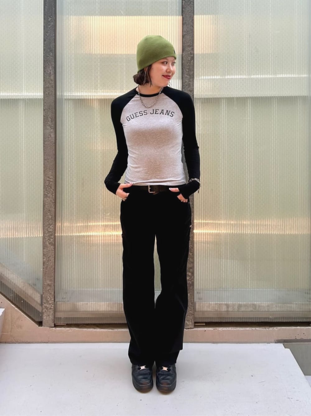 グレー系のTシャツ/カットソー、ブラック系のカーゴパンツを着用したレディースの秋コーディネートの1枚目の写真