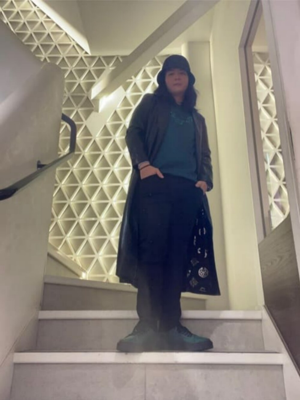 「バケットハット、高級感、スマート、guess」｜「GuessのStrave  Rain Hat（ハット、ブラック系）」を使った、GUESS JAPANさん（メンズ・178cm）の秋コーディネートの1枚目の写真