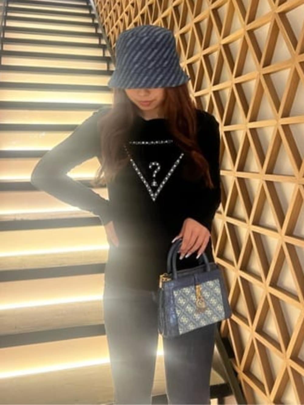 「guess、春コーデ、バケットハット」｜「GuessのEco obi detail flare brush cut Jeans（デニムパンツ、ブルー系）」を使った、GUESS JAPANさん（レディース・155cm）の春コーディネートの1枚目の写真