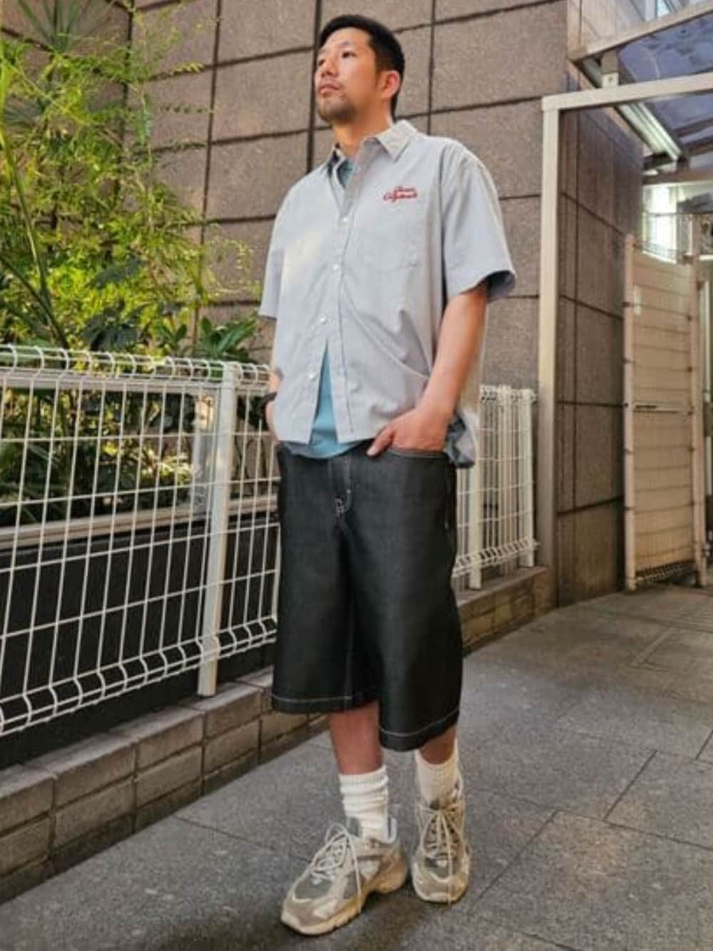 グレー系のシャツ/ブラウス、ブルー系のTシャツ/カットソーを着用したメンズの春コーディネートの1枚目の写真