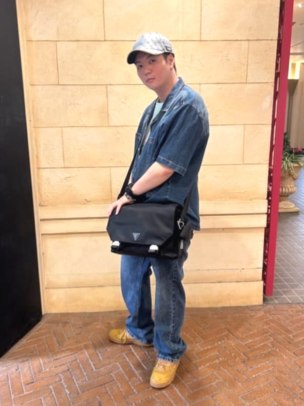 「GUESS 、春コーデ、メンズファッション、デニム」｜「GuessのGUESS Originals Kit Relaxed Jeans（デニムパンツ、ブルー系）」を使った、GUESS JAPANさん（メンズ・178cm）の春コーディネートの1枚目の写真