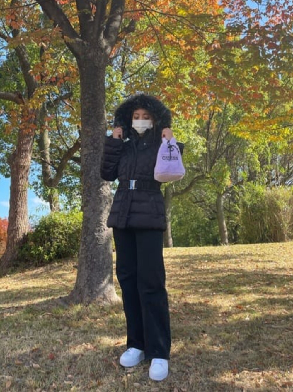 「ダウンジャケット、ウエストマーク、ワイドデニム、カジュアルコーデ、ファー小物、ミニバッグ、guess」｜「GuessのFAUX Fur Bucket Bag（ハンドバッグ、パープル系）」を使った、GUESS JAPANさん（レディース・166cm）の秋コーディネートの1枚目の写真