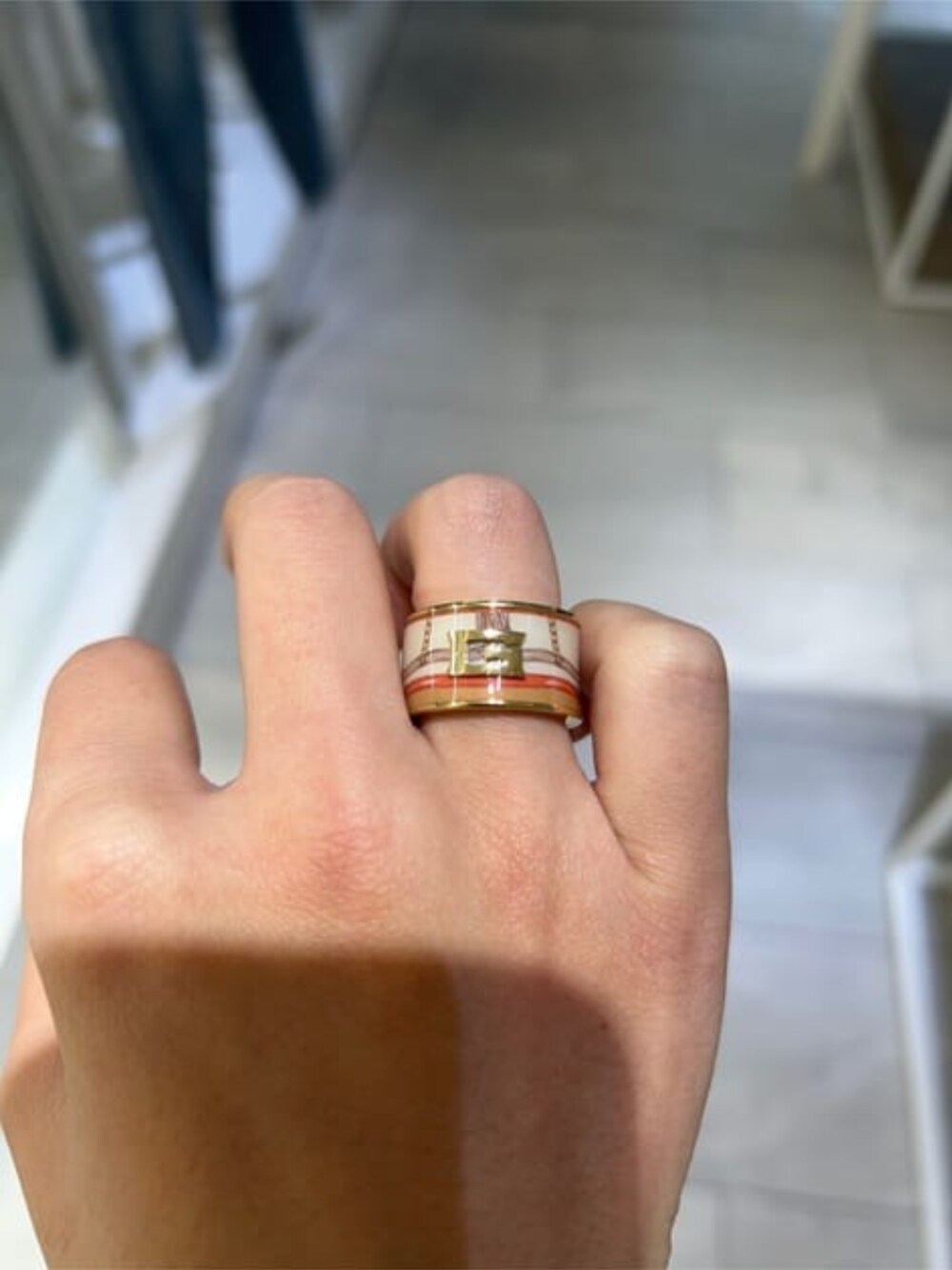 「リング、ゴールドアクセ、guess」｜「GuessのFOULARD 12mm Print Ring（リング、ゴールド系）」を使った、GUESS JAPANさん（レディース・163cm）の冬コーディネートの1枚目の写真