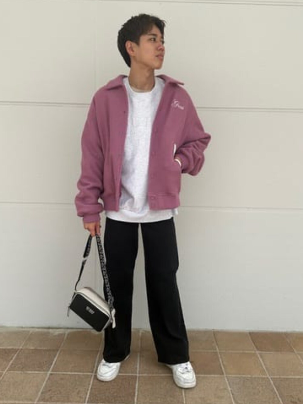 「guess、GUESS、カジュアル、カジュアルコーデ、大人カジュアル」｜「GuessのWide Denim Pants（デニムパンツ、グレー系）」を使った、GUESS JAPANさん（メンズ・174cm）の冬コーディネートの1枚目の写真