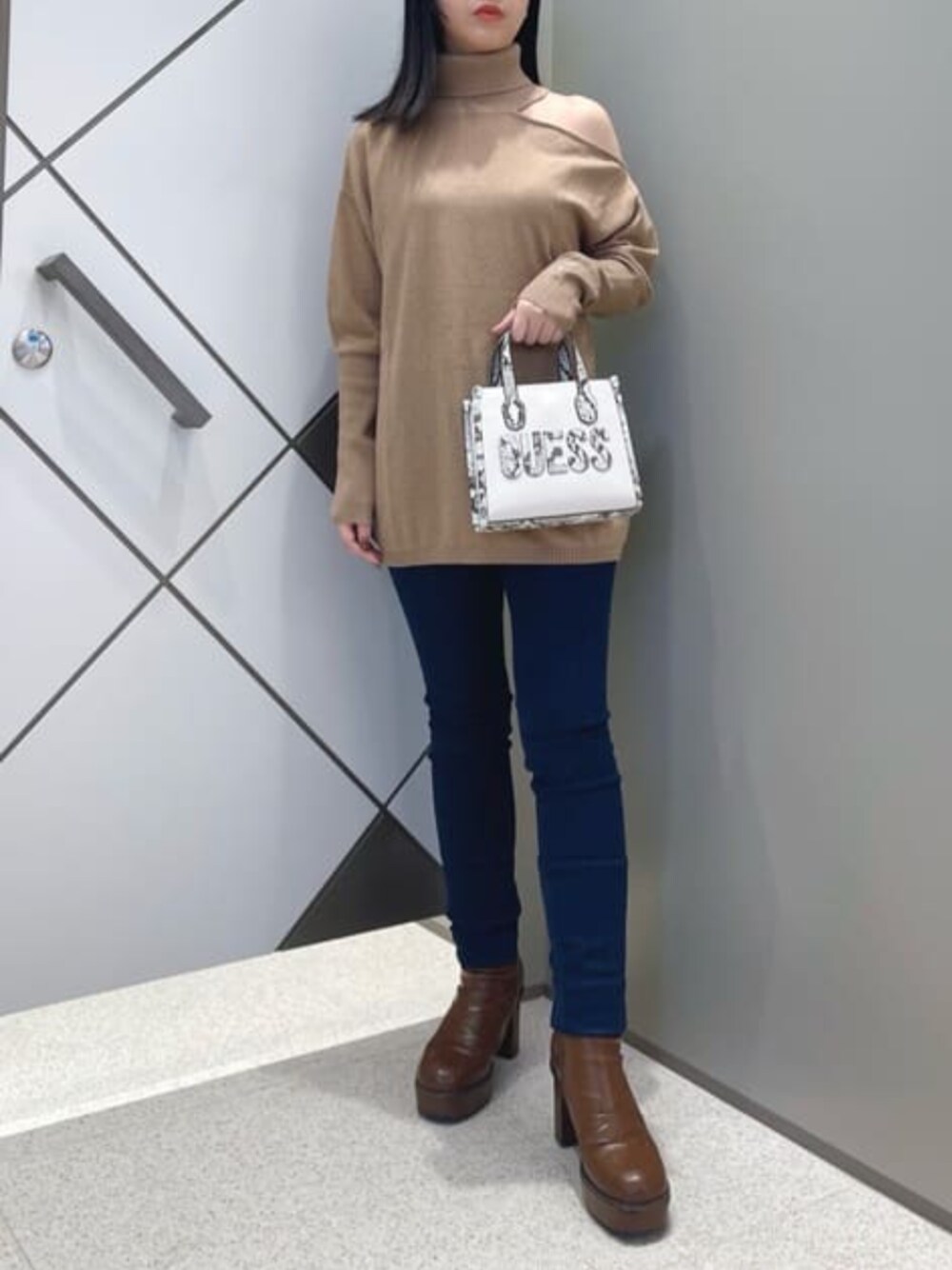 「guess、ニット、デニム、スキニーデニム、大人カジュアル」｜「GuessのSILVANA 2 Compartmnt Mini Tote（トートバッグ、ベージュ系）」を使った、GUESS JAPANさん（レディース・159cm）の冬コーディネートの1枚目の写真