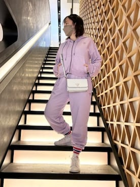 「Guess（ゲス）のアイテム（スウェットパンツ）」を使った、GUESS JAPANさん（レディース・155cm）の春コーディネート