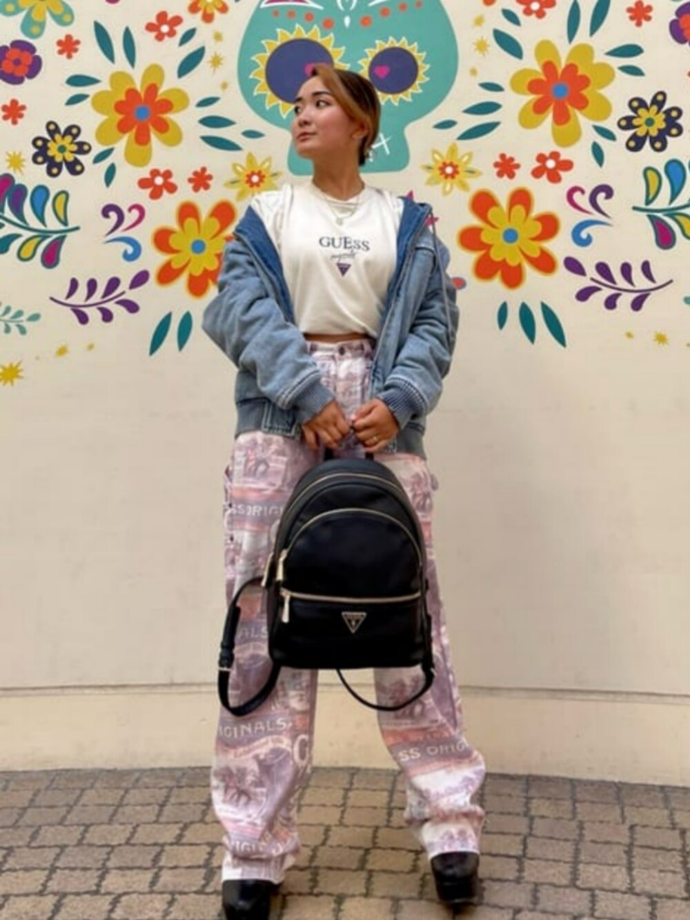ホワイト系のTシャツ/カットソー、ブルー系のパーカー、ピンク系のその他パンツを着用したレディースの秋コーディネートの1枚目の写真