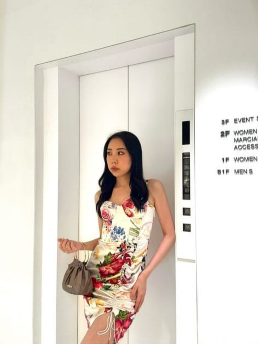 「花柄、キャミドレス、ボディコン、海外旅行、パーティースタイル、guess」｜「GuessのMARCIANO Glorious Garden Dress（ドレス、ホワイト系）」を使った、GUESS JAPANさん（レディース・160cm）の夏コーディネートの1枚目の写真