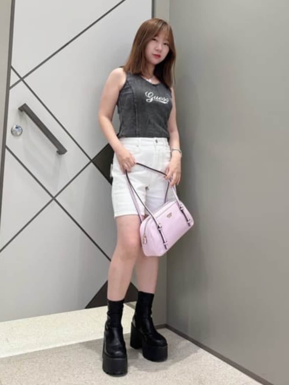 「guess、GUESS、ロゴ、ホワイトデニム、ショルダーバッグ、ロゴタンクトップ、タンクトップ、大人カジュアル、夏コーデ、夏、ショートパンツ」｜「GuessのCERELIA Shoulder Satchel ショルダーバッグ（ショルダーバッグ、ピンク系）」を使った、GUESS JAPANさん（レディース・152cm）の夏コーディネートの1枚目の写真